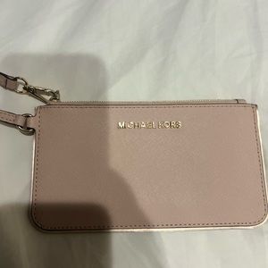 Michael Kors Specchio Jetset Travel Writstlet in Ballet